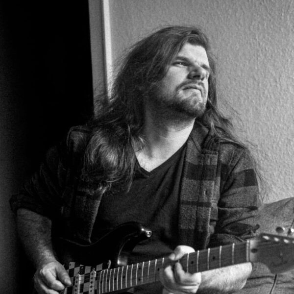 Tom Steinbrecher: Guitar (Photo: Maximilian Ruhm) Tom Steinbrecher